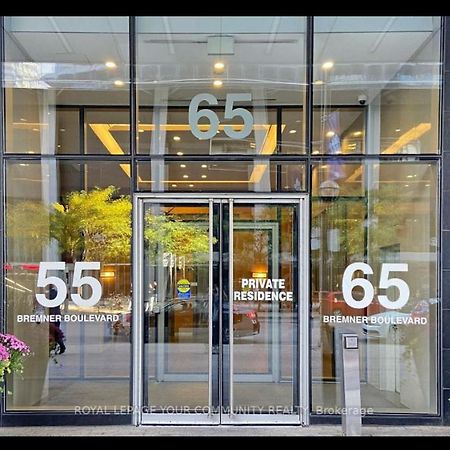 2-Bdrm And 1 Den 3 Bed Condo With 2 Bath - Walking Distance To Scotiabank Arena, Cn Tower, Union Station, Ripleys With Free Parking โตรอนโต ภายนอก รูปภาพ