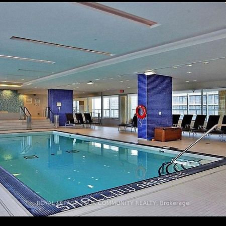 2-Bdrm And 1 Den 3 Bed Condo With 2 Bath - Walking Distance To Scotiabank Arena, Cn Tower, Union Station, Ripleys With Free Parking โตรอนโต ภายนอก รูปภาพ