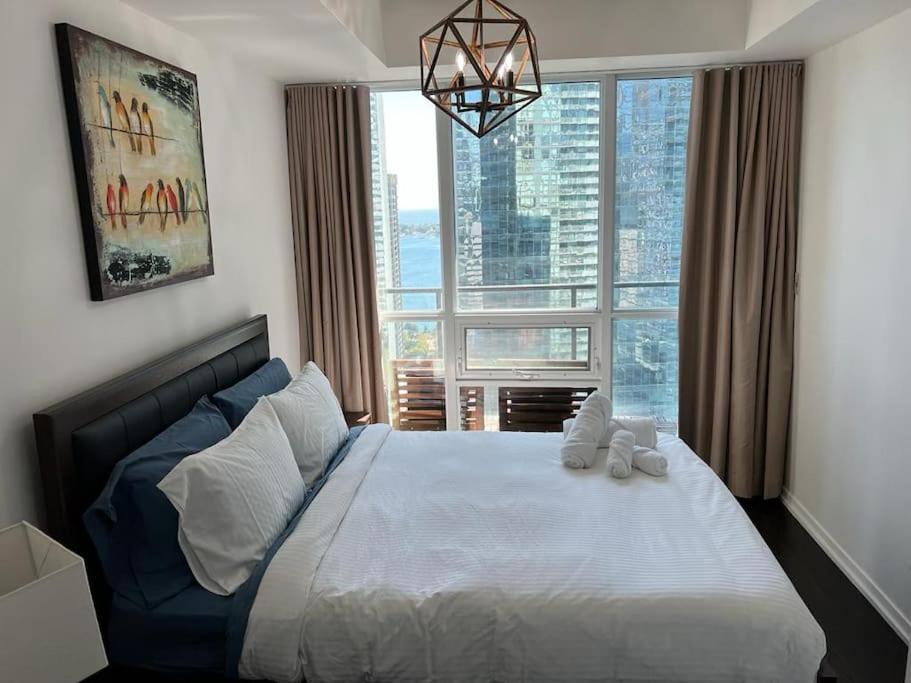 2-Bdrm And 1 Den 3 Bed Condo With 2 Bath - Walking Distance To Scotiabank Arena, Cn Tower, Union Station, Ripleys With Free Parking โตรอนโต ภายนอก รูปภาพ