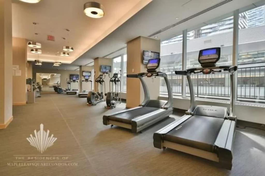 2-Bdrm And 1 Den 3 Bed Condo With 2 Bath - Walking Distance To Scotiabank Arena, Cn Tower, Union Station, Ripleys With Free Parking โตรอนโต ภายนอก รูปภาพ