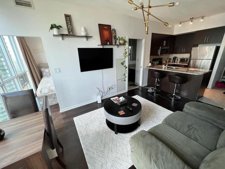 2-Bdrm And 1 Den 3 Bed Condo With 2 Bath - Walking Distance To Scotiabank Arena, Cn Tower, Union Station, Ripleys With Free Parking โตรอนโต ภายนอก รูปภาพ