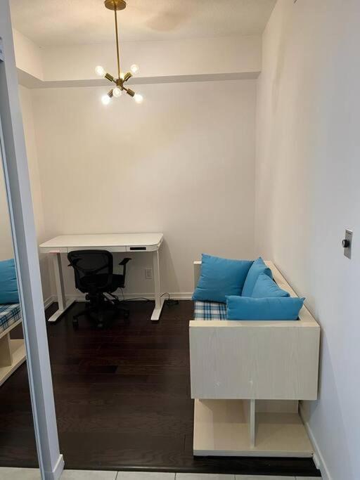 2-Bdrm And 1 Den 3 Bed Condo With 2 Bath - Walking Distance To Scotiabank Arena, Cn Tower, Union Station, Ripleys With Free Parking โตรอนโต ภายนอก รูปภาพ