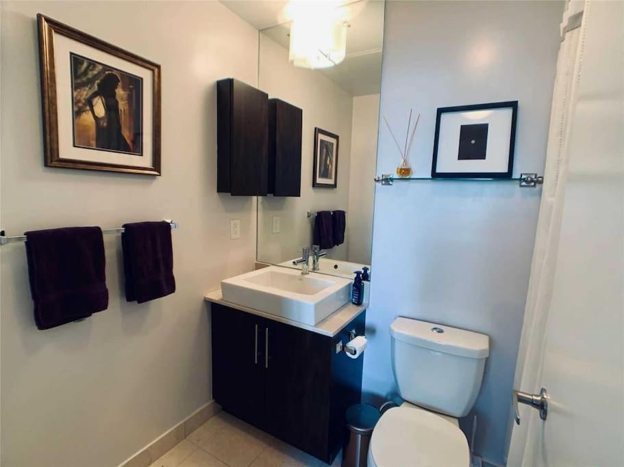 2-Bdrm And 1 Den 3 Bed Condo With 2 Bath - Walking Distance To Scotiabank Arena, Cn Tower, Union Station, Ripleys With Free Parking โตรอนโต ภายนอก รูปภาพ
