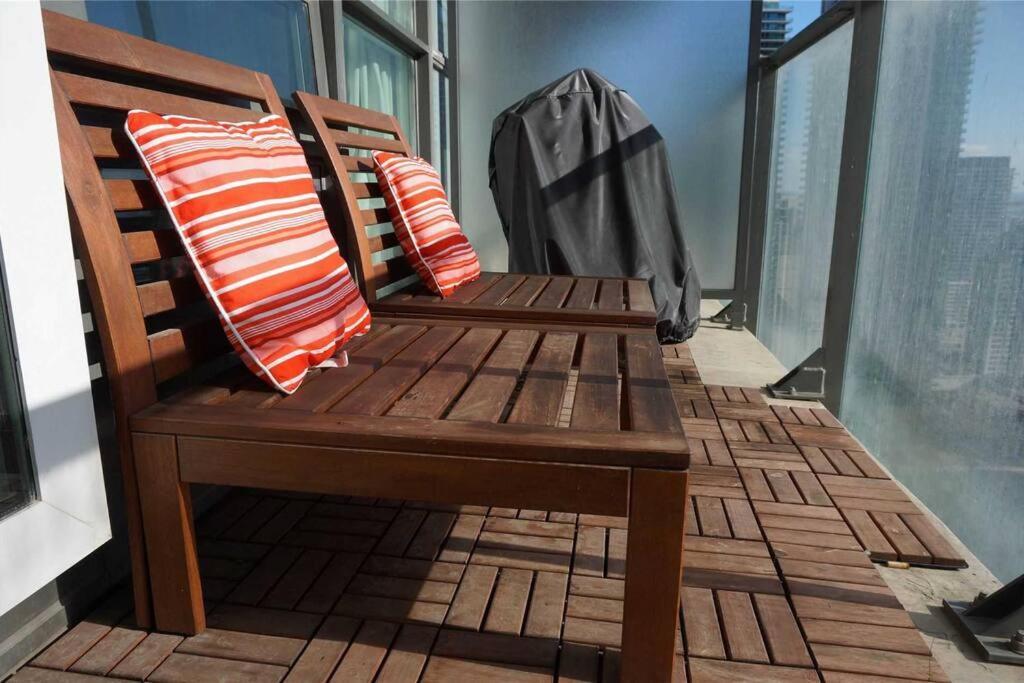 2-Bdrm And 1 Den 3 Bed Condo With 2 Bath - Walking Distance To Scotiabank Arena, Cn Tower, Union Station, Ripleys With Free Parking โตรอนโต ภายนอก รูปภาพ