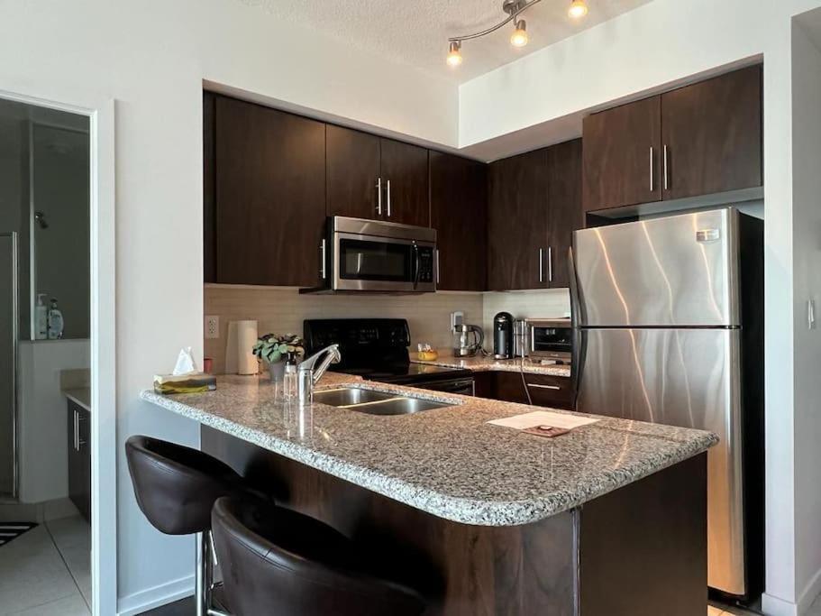 2-Bdrm And 1 Den 3 Bed Condo With 2 Bath - Walking Distance To Scotiabank Arena, Cn Tower, Union Station, Ripleys With Free Parking โตรอนโต ภายนอก รูปภาพ