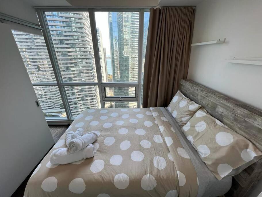 2-Bdrm And 1 Den 3 Bed Condo With 2 Bath - Walking Distance To Scotiabank Arena, Cn Tower, Union Station, Ripleys With Free Parking โตรอนโต ภายนอก รูปภาพ