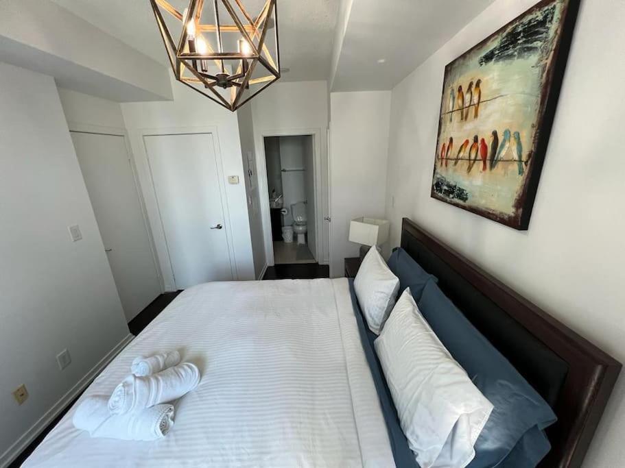 2-Bdrm And 1 Den 3 Bed Condo With 2 Bath - Walking Distance To Scotiabank Arena, Cn Tower, Union Station, Ripleys With Free Parking โตรอนโต ภายนอก รูปภาพ